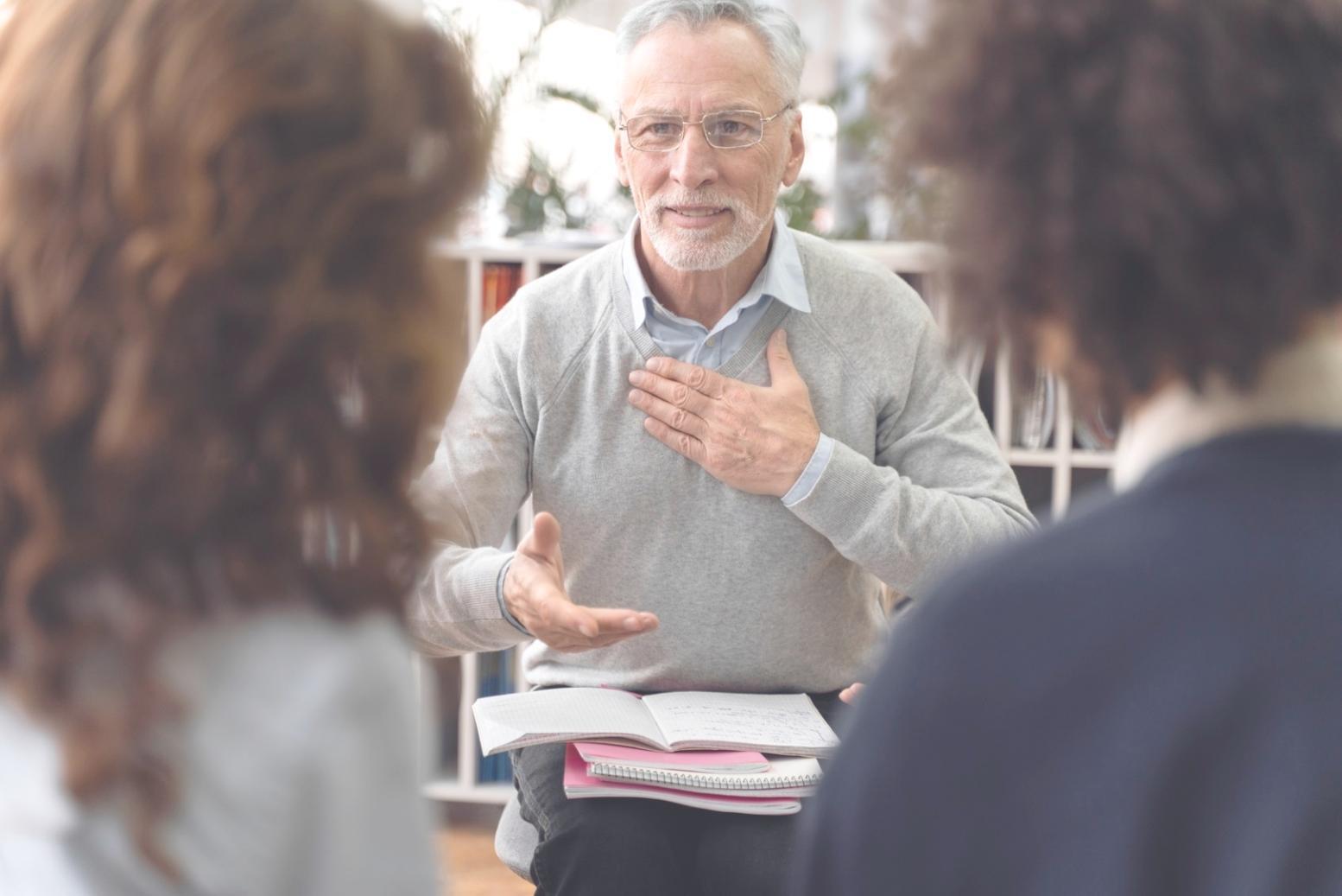 Expert analysant des données financières pour optimiser la stratégie d'investissement client